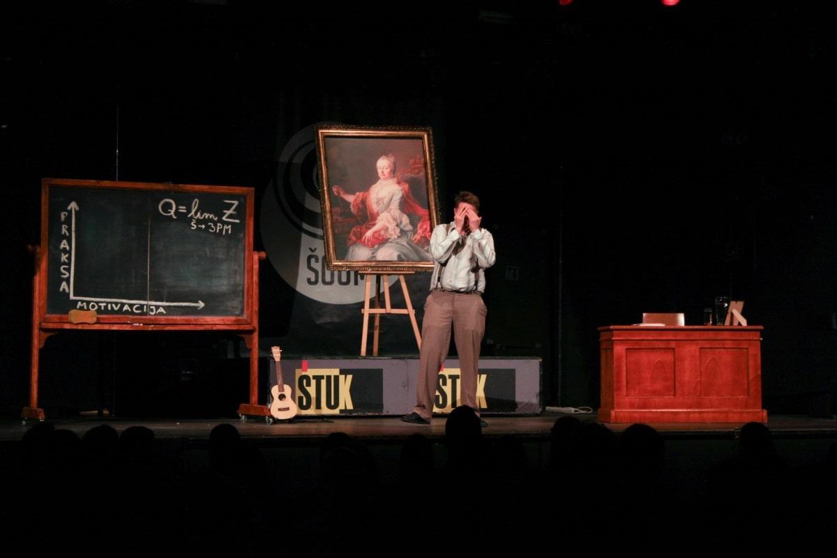 Večer komedije Profesor Kuzman mlajši 2019 - oder